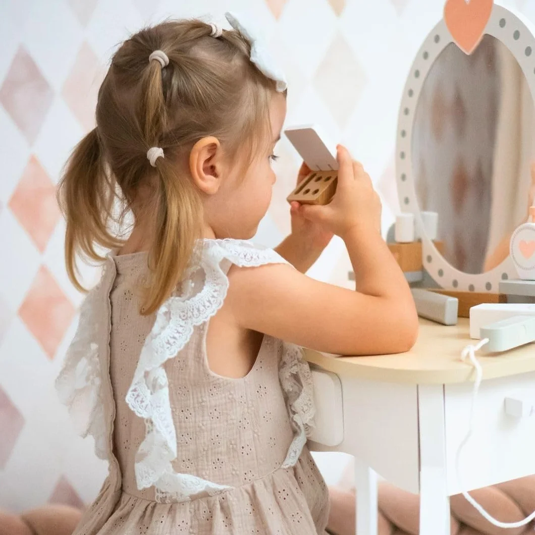 Mamabrum, Drewniany Make up Set, Toaletka z Taboretem i Akcesoriami, Toaletka, Taboret, Prostownica, Perfumy, Lakier do Paznokci, Szczotka do Włosów, Gumki do Włosów