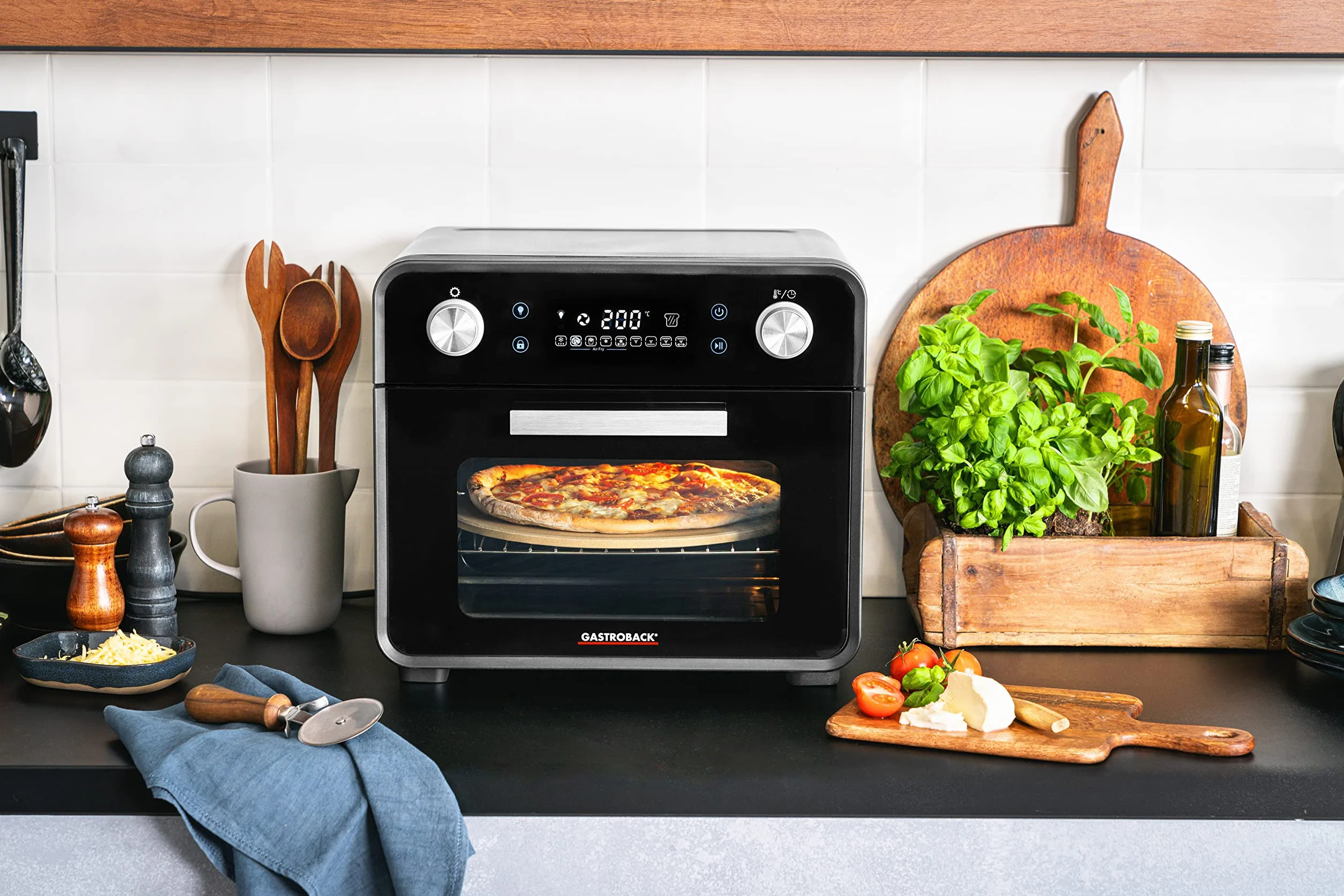 GASTROBACK #42815 designerski piec Air Fry & Pizza, 1680 W, 5 w 1: piec do pizzy, frytkownica na gorące powietrze, mini piekarnik, rożen do grilla i urządzenie do suszenia, pojemność 22 l, 3 półki