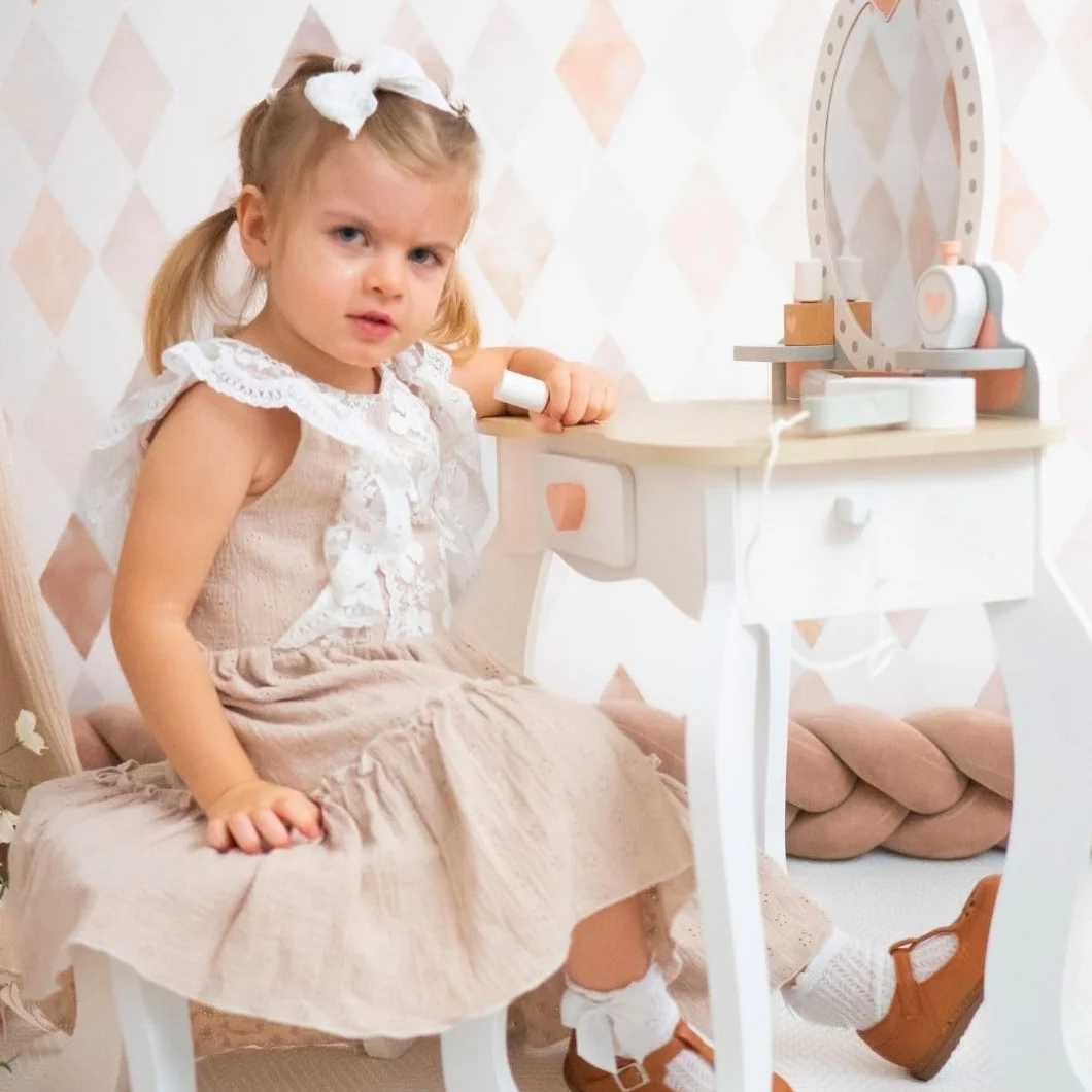 Mamabrum, Drewniany Make up Set, Toaletka z Taboretem i Akcesoriami, Toaletka, Taboret, Prostownica, Perfumy, Lakier do Paznokci, Szczotka do Włosów, Gumki do Włosów